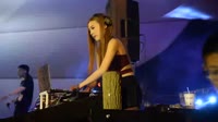 米灵 - 无心的相遇(DJ默涵版)美女夜场打碟视频下载